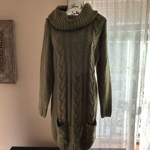 VENUS Green Turtleneck Cable Knit Sweater. Measurements in pics. Stretchy 21" PT